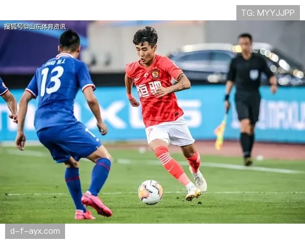 韦世豪私下穿拖鞋逛奢侈品店，店员以为是群演