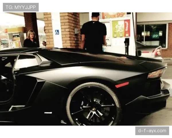 欧文训练完回家路上顺手买了辆限量超跑，还说这月省着花了